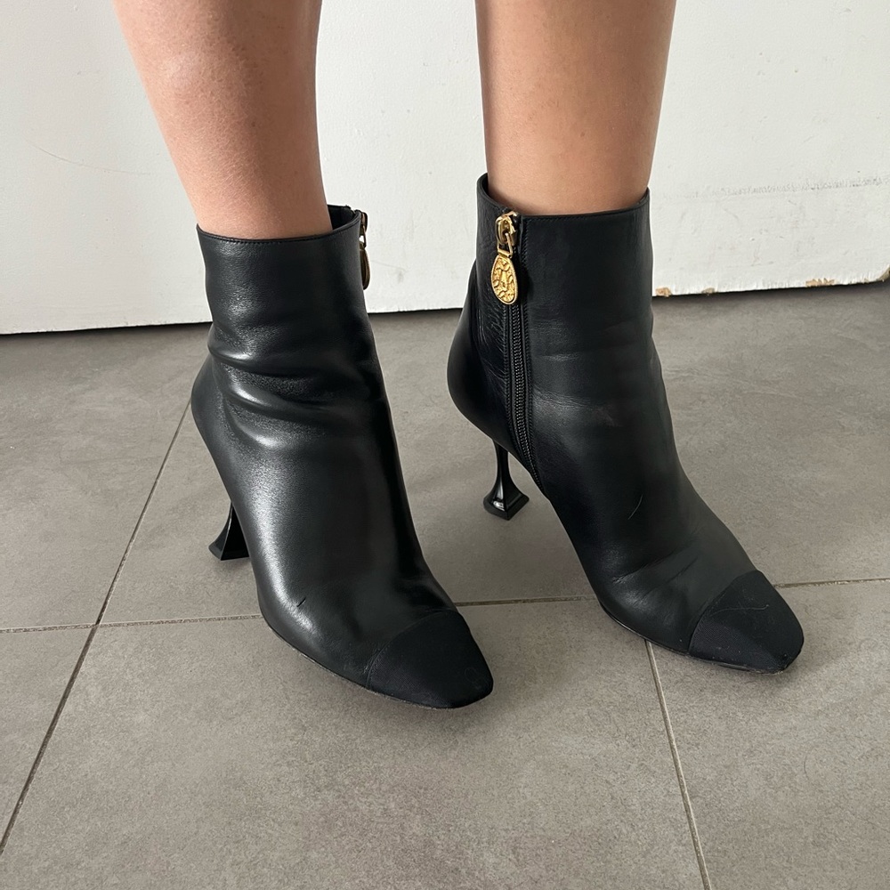Chanel 2019 Interlocking CC Logo Boots in Black Leather with grosgrain cap toe - Picture 5 of 16
